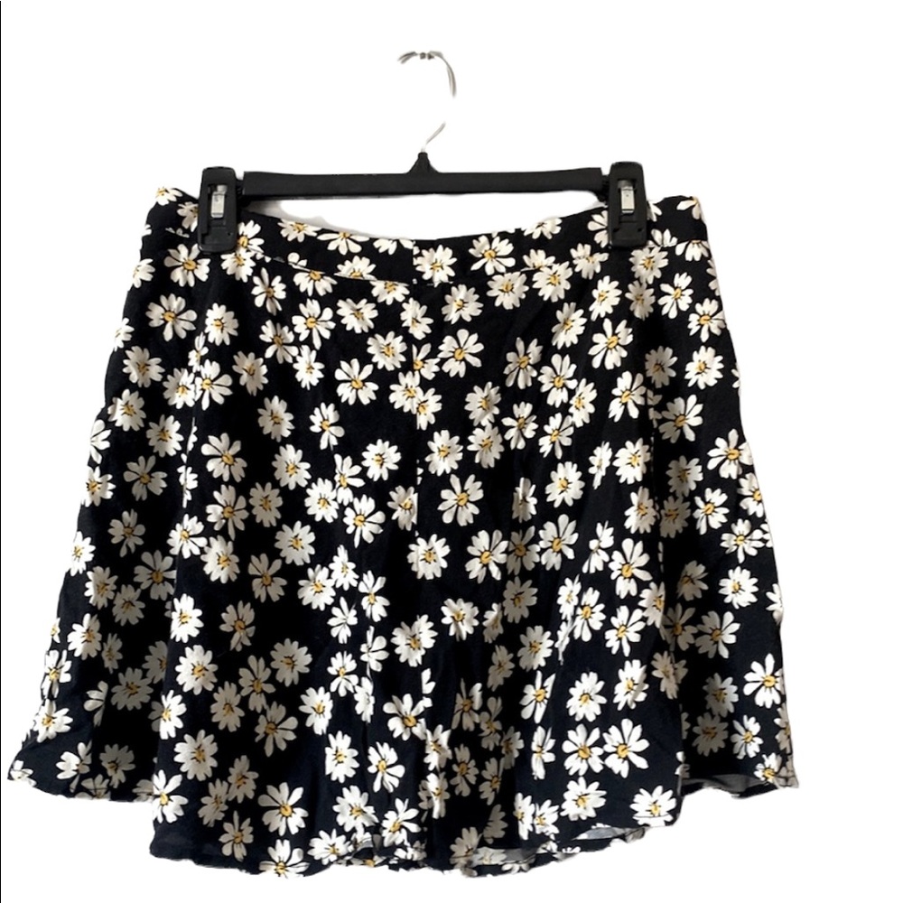 Forever 21 Black with White Daisy Floral Skirt